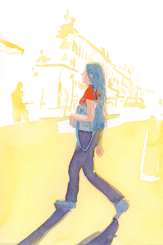 Femme marchant sur les grands boulevards